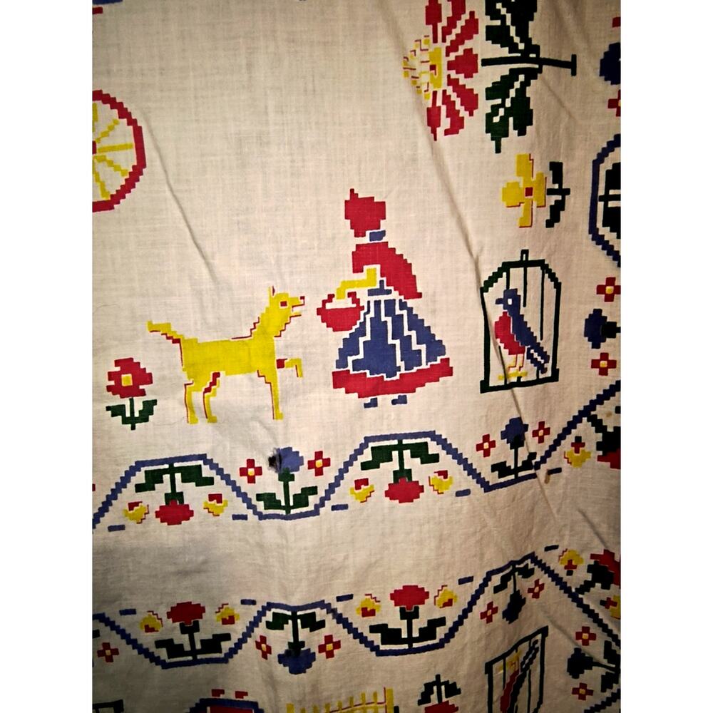 1625.  Tablecloth Cotton Patterned with Ric Rac Trim - Picture 4 of 6